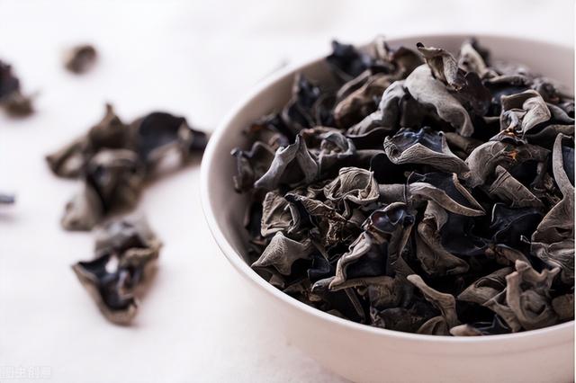 医生告诫：人老了，宁愿吃雪糕冰棍，都不要多吃这3种凉菜