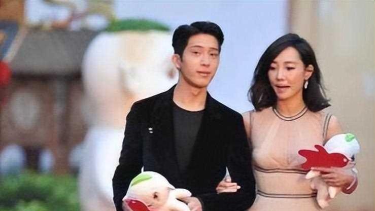 白百何惊艳亮相，时尚造型引热议，井柏然尴尬伴行！