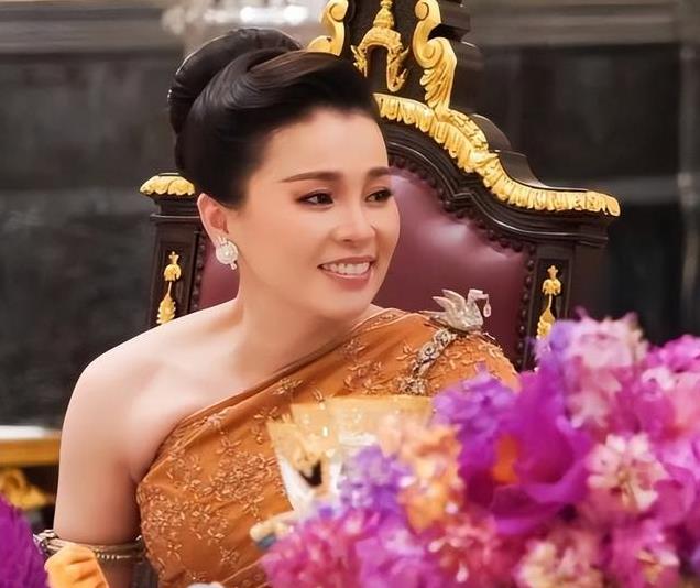 泰王苏提达出席年底仪式，小主们通通不出现，连欧拉弄也消失了