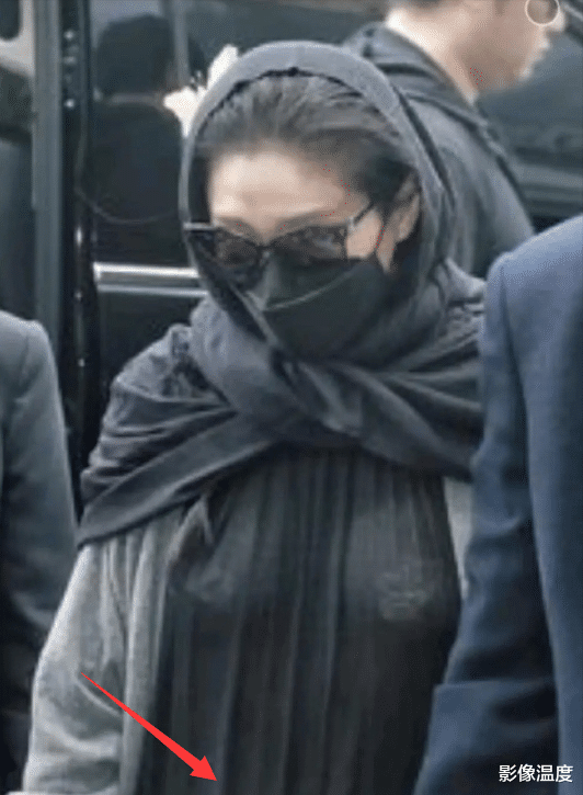 小S公公一场葬礼，却被大S抢尽风头，穿汪小菲买的衣服，疑似当妈妈了