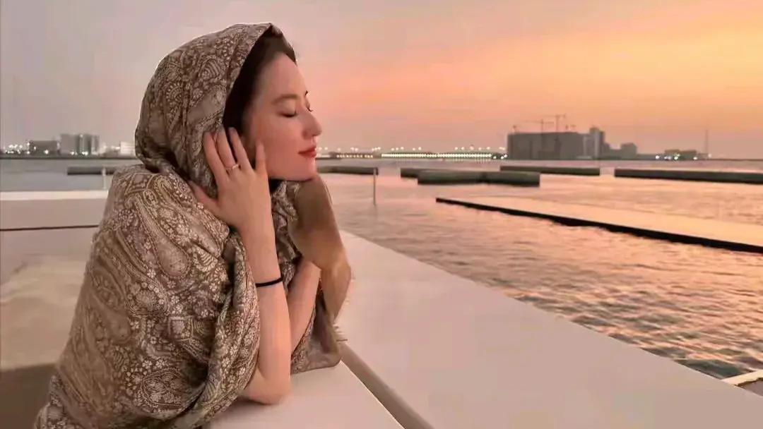 刘亦菲晒阿布扎比游行视频，穿迷你裙，光着脚丫踮脚转圈美如少女