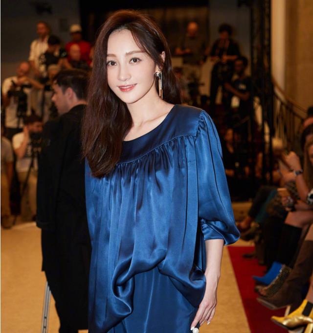 42岁姚笛回国首现身,带儿子出门游玩惊呆众人,网友:文章亏大了