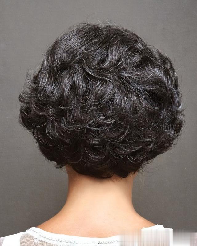 女人过了45岁,发型这样整,剪短烫烫就是不一样