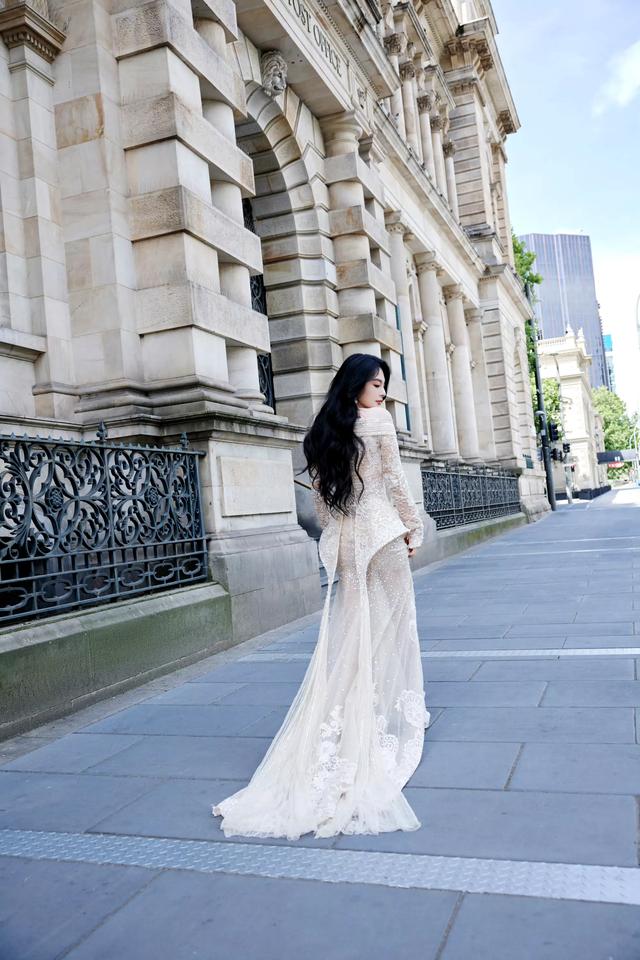 张雨绮，外拍写真，还是很大