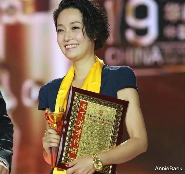 48岁的马伊琍官宣喜讯,和文章离婚5年,她证明自己还是“王者”