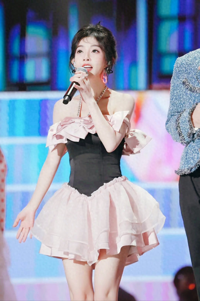 冯提莫展示身材被质疑生过孩子？冯提莫回复：我确实有一个孩子！