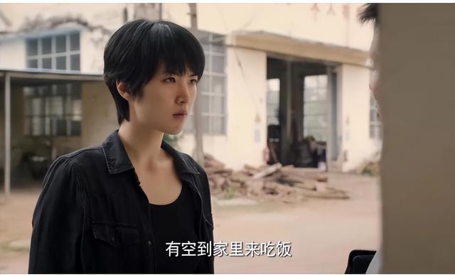 《猎冰》陪酒女腹部赘肉抢镜被吐槽，网友：没去过夜总会就别乱说