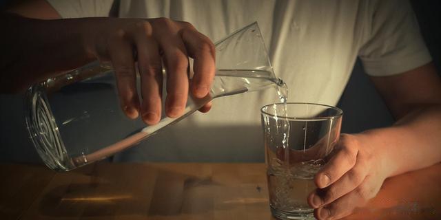 尿毒症是喝出来的？医生告诫：即便是铁打的肾，这3种水也要少喝