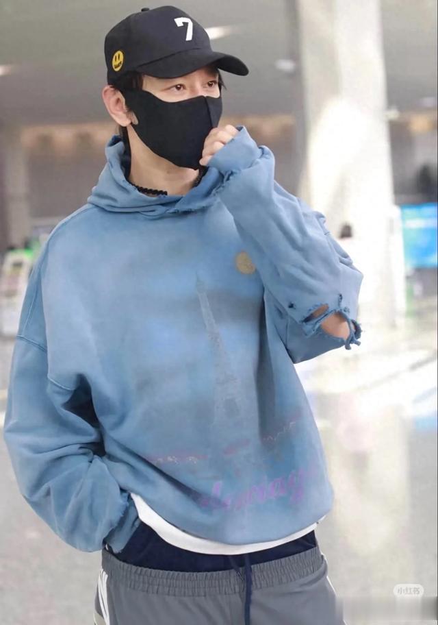 黄晓明最新机场照,假两件裤子遭吐槽,网友:珂式穿搭独one无two