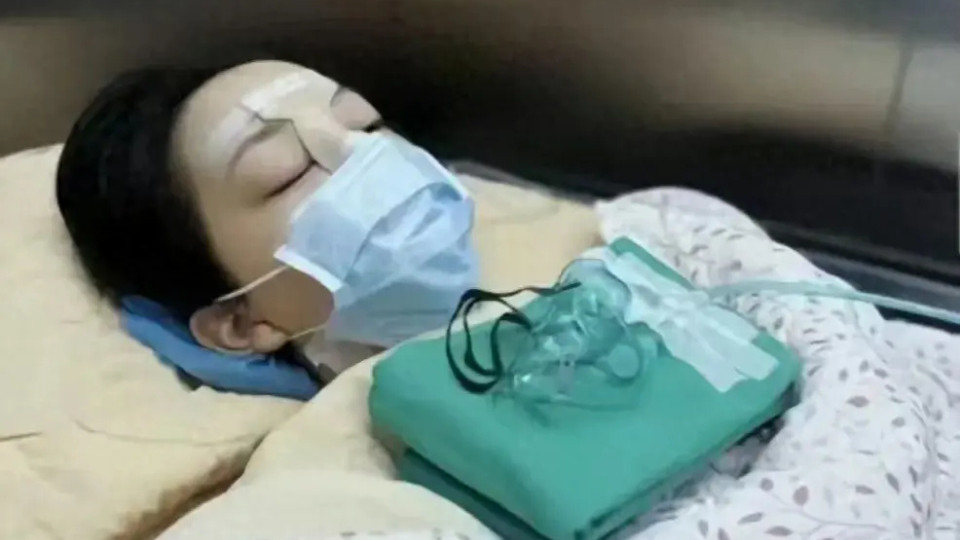 李嫣公开手术照片，鼻子嘴巴缠满纱布，18岁近照完美继承王菲美貌