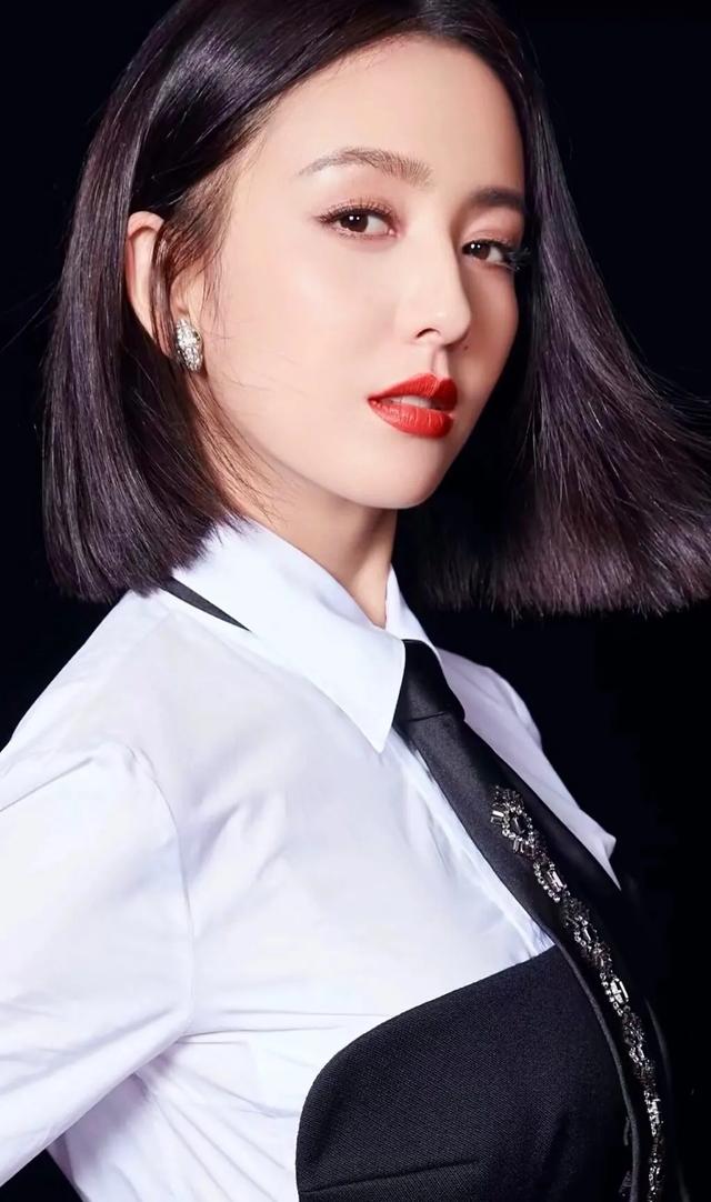 佟丽娅,眼眸明亮如星,闪烁着智慧与温柔的光芒。