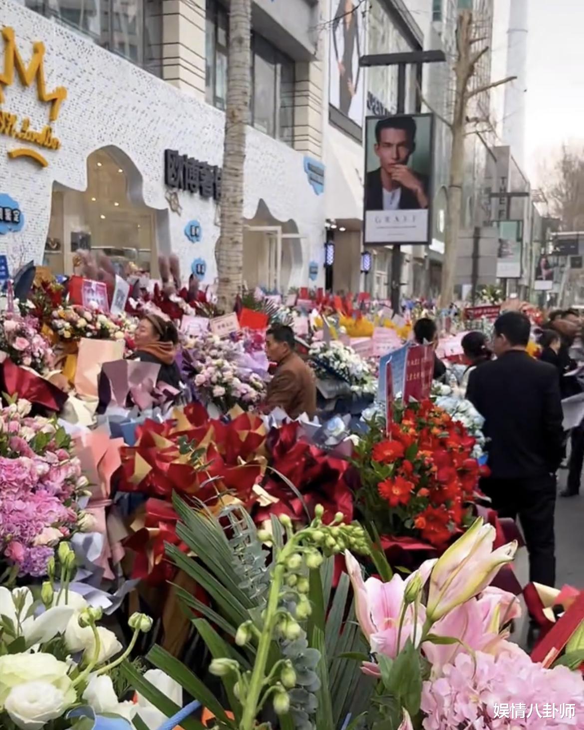 网红王红权星太牛了!奢侈品店开业:周杰伦送祝福,金巧巧吴尊亲现身