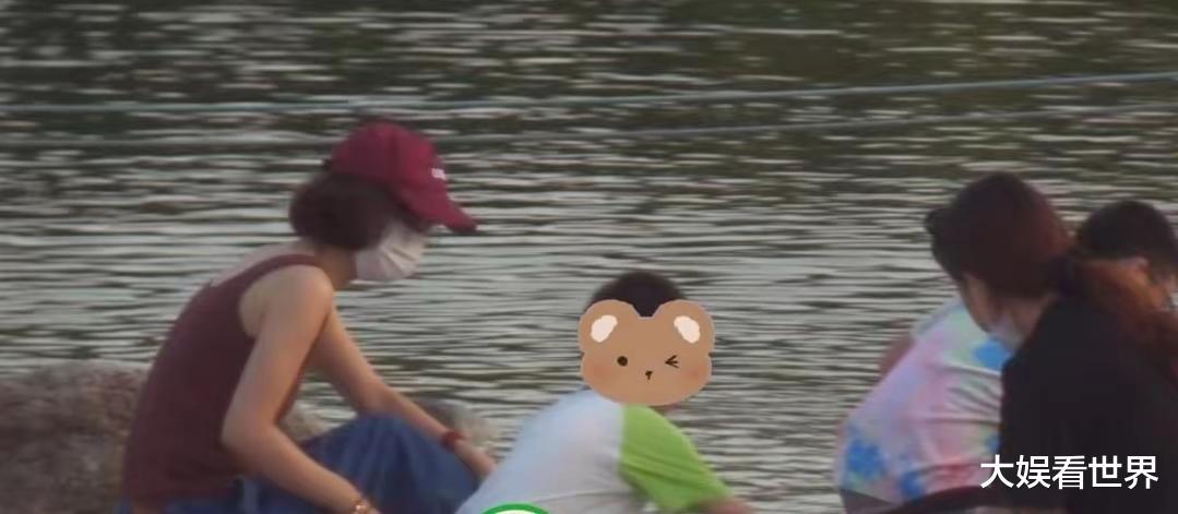 赵丽颖带儿子公园挖沙,穿衣打扮接地气,卷起裤腿像邻家妈妈