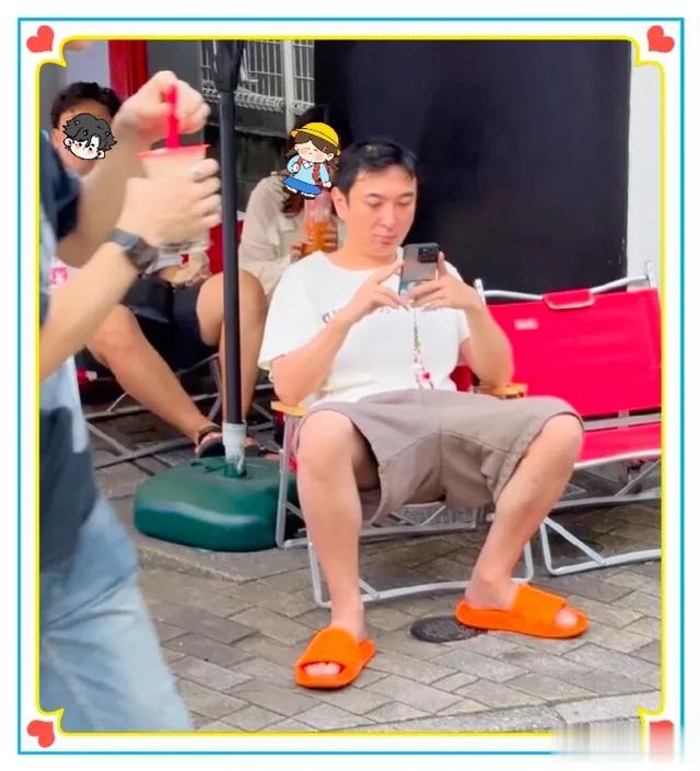 王思聪与女友懒懒东京街头被偶遇,懒懒挽着王思聪的胳膊好恩爱!