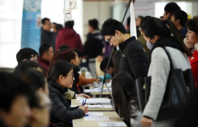 33岁无房贷找不到工作，有车贷房贷，父母是农民的很多人抢着要