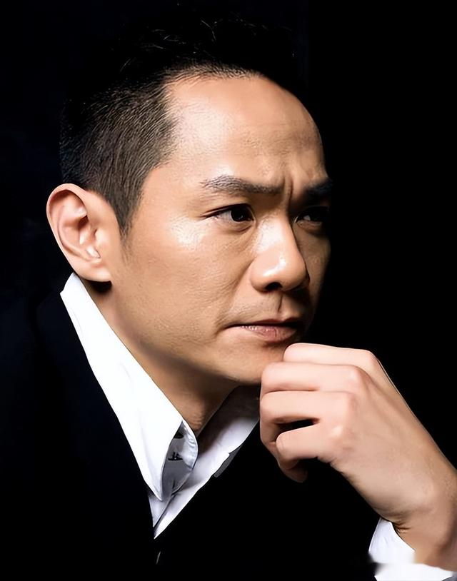 15年前,他在爱妻葬礼上哭到昏厥,发誓永不再娶,如今怎么样了