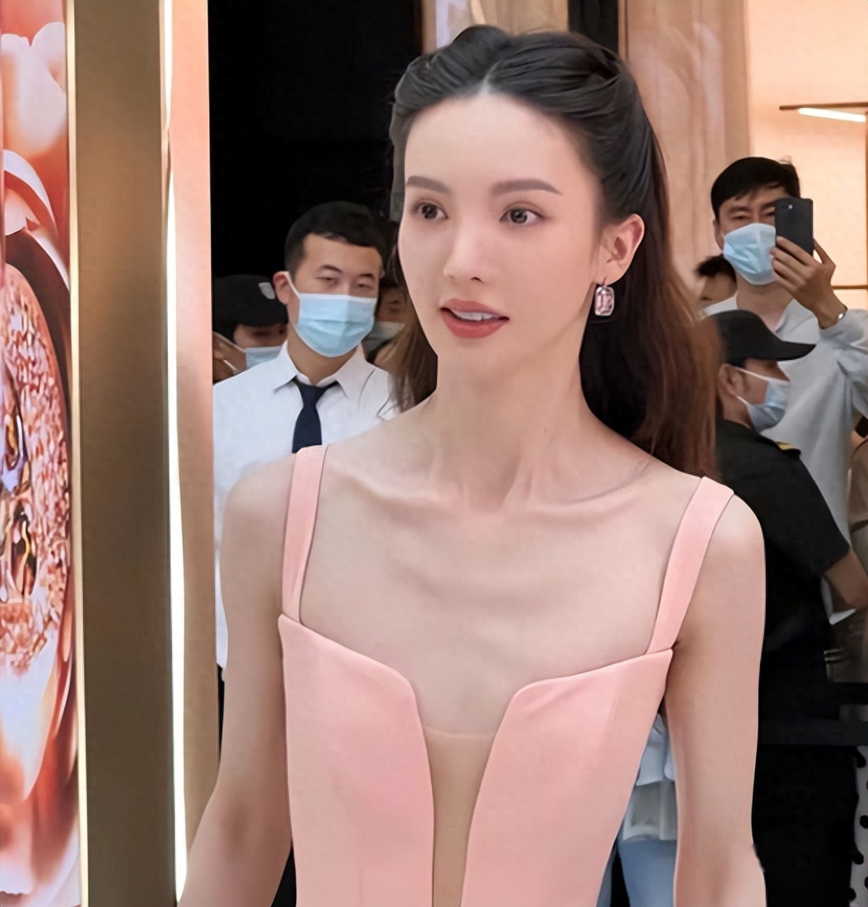 1米6的身高，却瘦到52斤，直言喜欢骨感美，网友：你老公不怕吗？