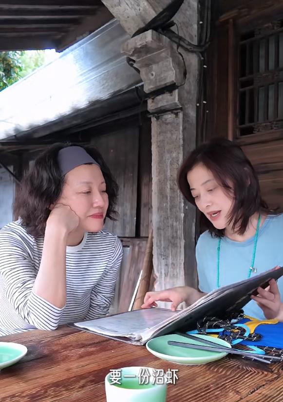 梅婷与刘琳同游乌镇，用塑料袋装茶叶惹刘琳嫌弃，偷翻白眼反差萌