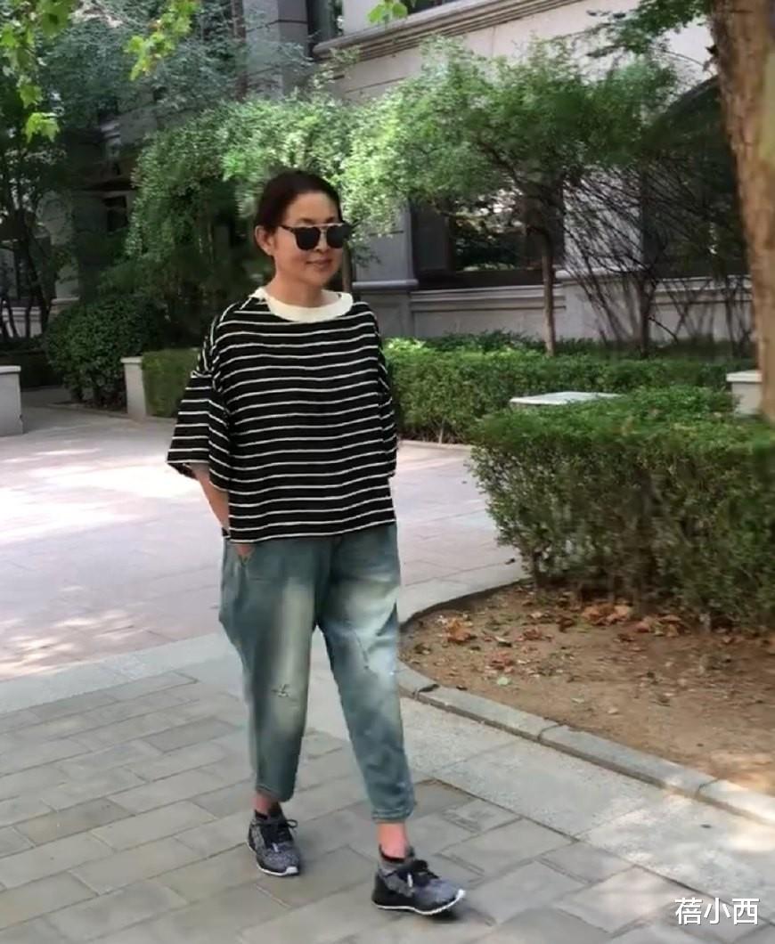 65岁倪萍减肥成功大变样!穿条纹衫+松垮裤+墨镜,潮得像换了个人