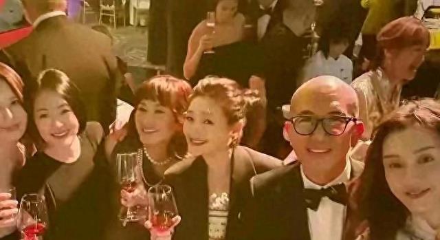 大s微表情透露婚姻实际状态，与卤蛋恩爱太刻意 婚礼现场紧挨女伴