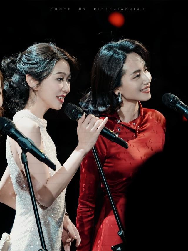 薛凯琪携钟楚曦刘惜君春晚献唱,仅靠一条旗袍,轻轻扭动抢走风头
