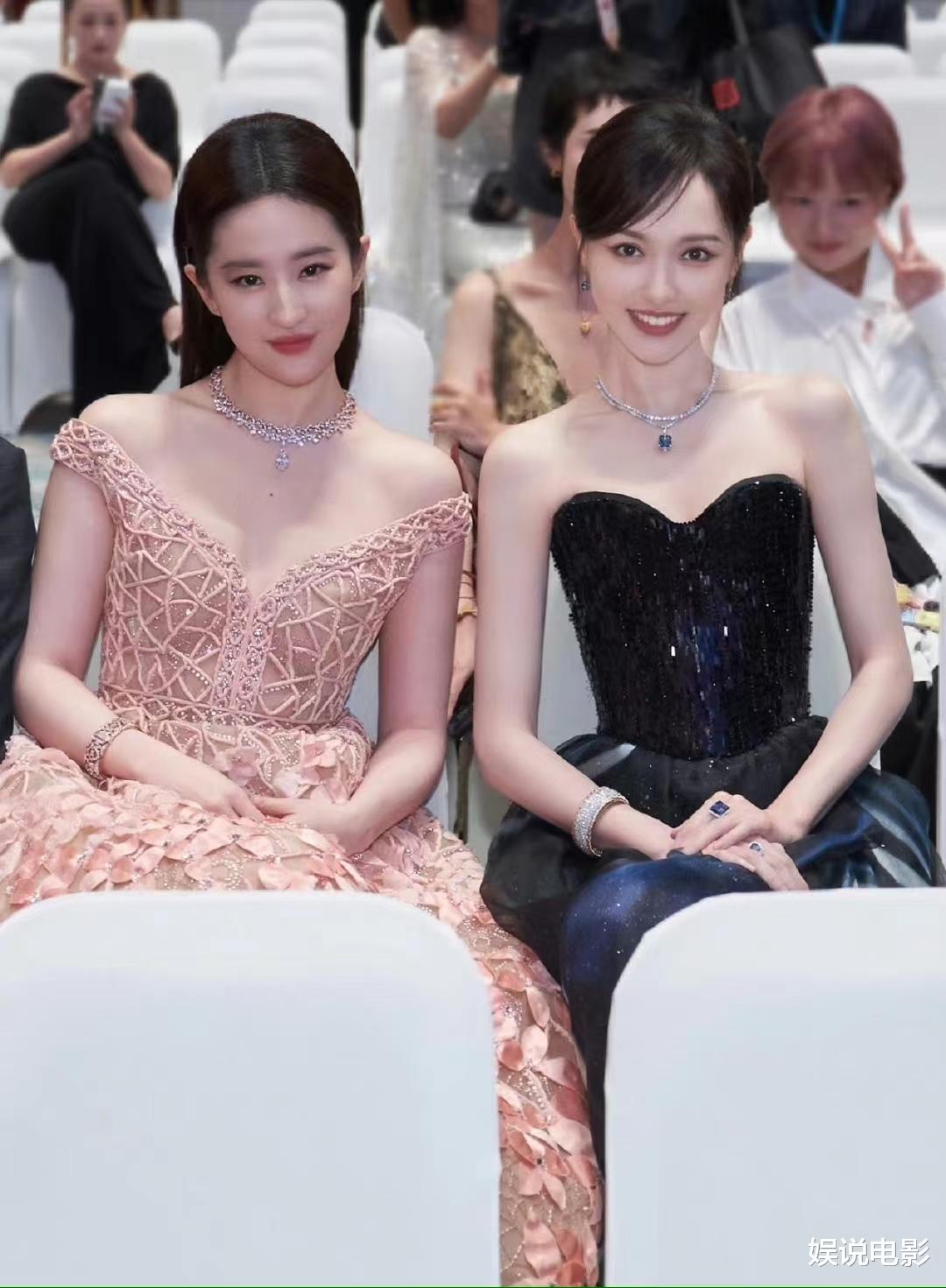 刘亦菲唐嫣合照,友谊长青,网友表示两位姐姐都好美