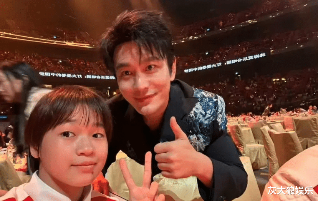 黄晓明带叶珂秀恩爱,跟成龙、王力宏合影,叶珂自曝整容40%