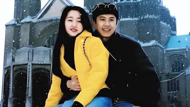 杨钰莹终究是老了,在美颜下看似年轻,但身材却瞒不过大家的眼睛