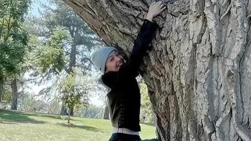 33岁郑爽近照曝光，穿着休闲装笑得很开心，不当明星后很潇洒