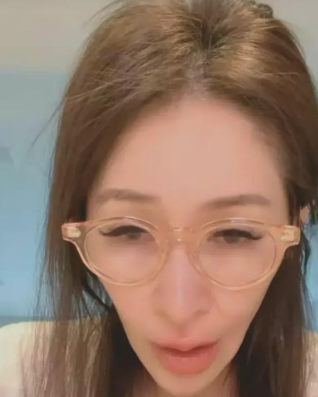 素颜堪称“照妖镜”，镜头前美若天仙，卸妆后，网友：大妈你谁？