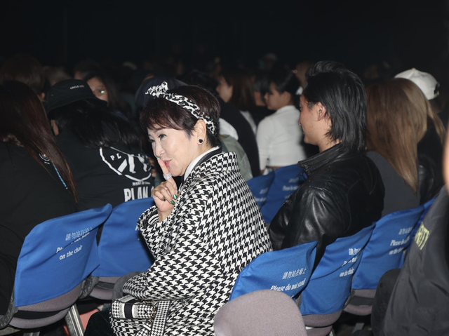 谢霆锋回香港演出情绪激昂，以长发登场有型有款，狄波拉现身捧场