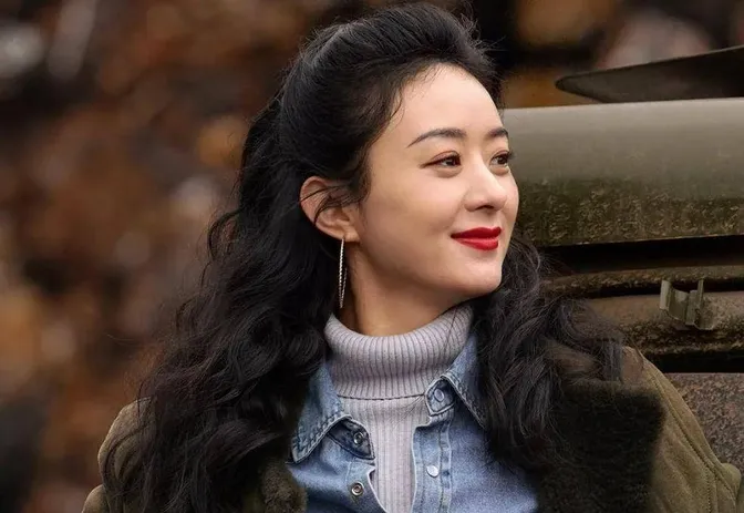 赵丽颖视后获奖后早起开会,素颜炸毛嫩回学生时代,睡眼惺忪也迷人