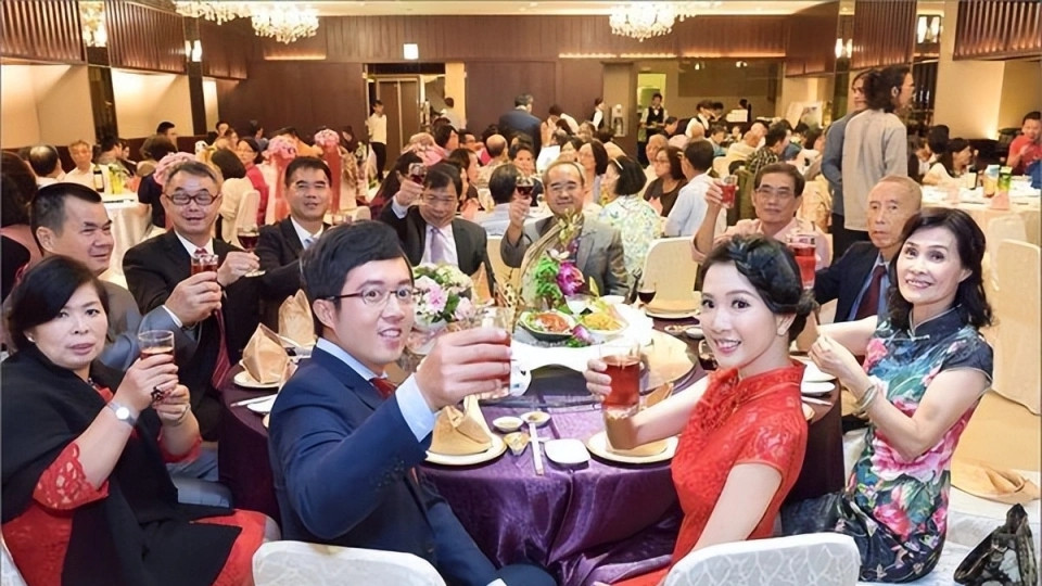 老员工结婚，同事随礼600我随5000，不到一个月我竟“升”职了