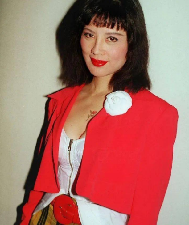 她是中国第一美妇，因为太美被克林顿接见，为显年轻28年不近男色