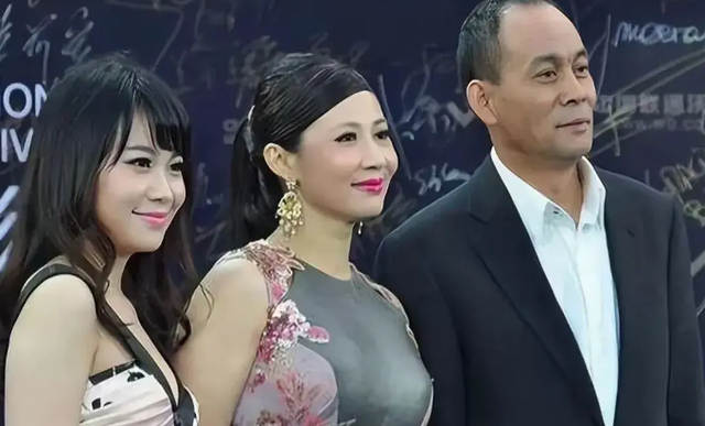 张光北夫妇一同参加活动,60岁陈炜身材迷人,“楚云飞”眼光真好