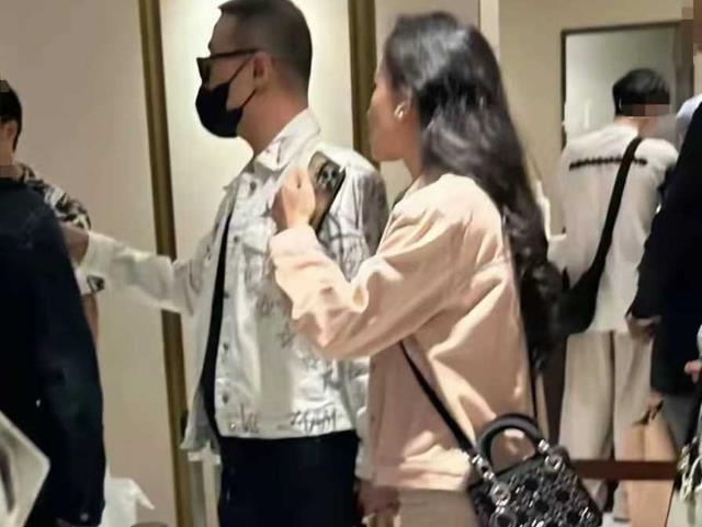 汪峰携女友见家长,甜蜜牵手过新年,酒店合照曝光!