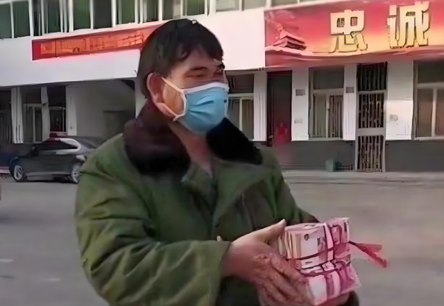 大衣哥太苦恼！大过年门口挤满讨钱的人，双方情绪激动差点动手