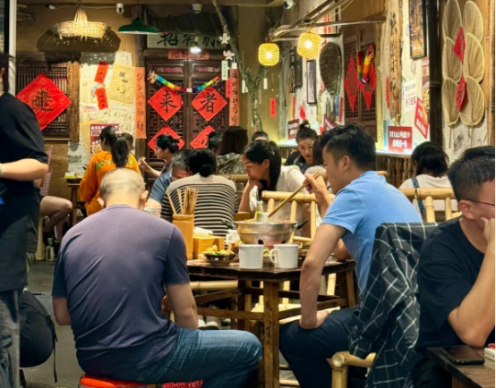 在成都吃了顿火锅配白酒，终于明白：成都火锅，为什么走不出巴蜀