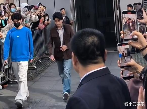 丞磊助理因穿得好看被骂，粉丝要求工作室开除他