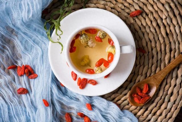 减肥有妙招!这4味中药泡水,半个月瘦6斤,睡觉都能吸走脂肪