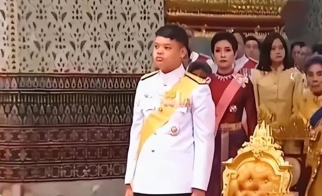 国王最讲究血统纯正,17岁提帮功晒出生证明,如今苏提达儿子很难