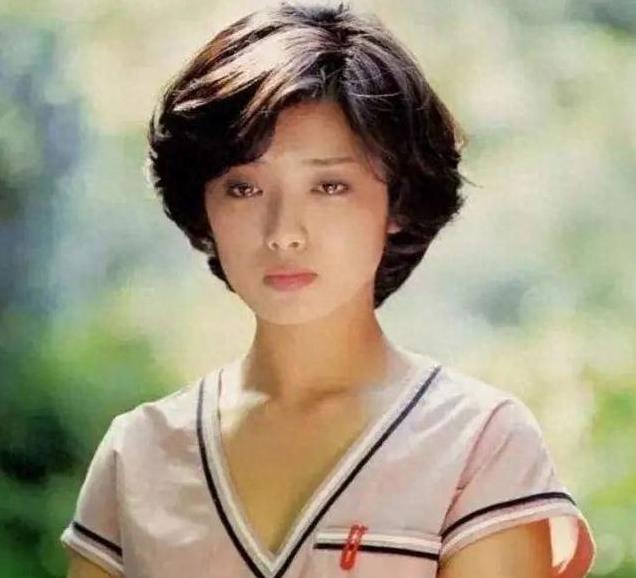 65岁山口百惠近况曝光!罗圈腿弯腰驼背,相比四十年前,变化太大