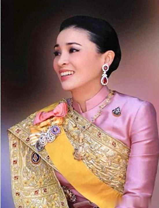 泰版甄嬛传升级!苏提达王后再次落单,一身黑衣独自出席国际晚宴