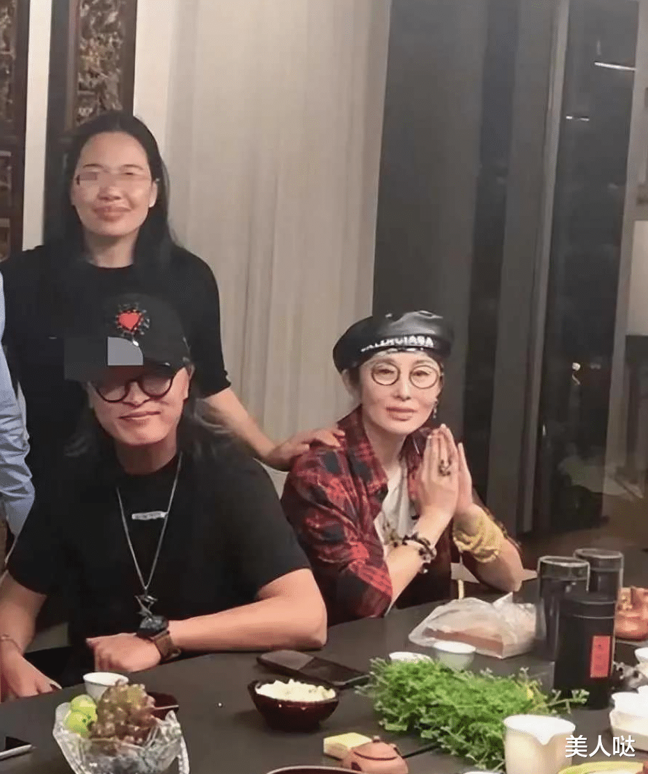 张敏暴大变样!上身只穿“一块布”秀身材,虽干瘪但气质还是很好