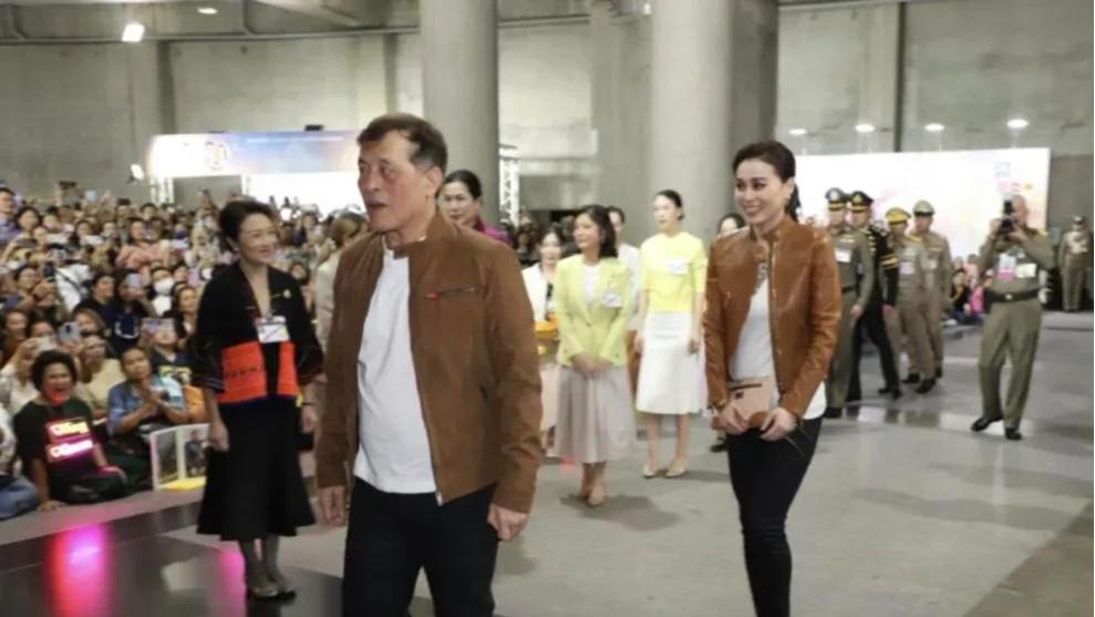 扶正新妃后，泰王陪苏提达穿情侣装看演唱会，王后踩10公分高跟鞋