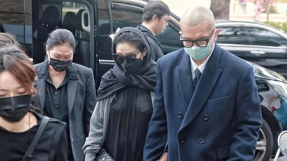 大S参加葬礼被吐槽，戴头巾遮挡白头发，身上穿搭全刷汪小菲的卡