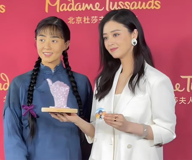 真尴尬！蒋欣出席蜡像揭幕，被丑到只能尬笑，强颜欢笑“太像了”