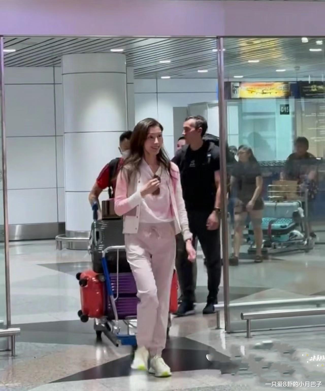 上帝给了她美貌却没有给她审美！盘点李嘉欣100套丑衣服，请避雷