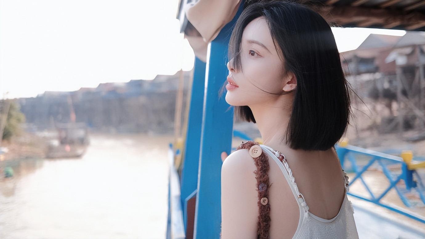 孟子义晒柬埔寨旅行照，素颜出镜展现好身材，简约搭配超清纯！