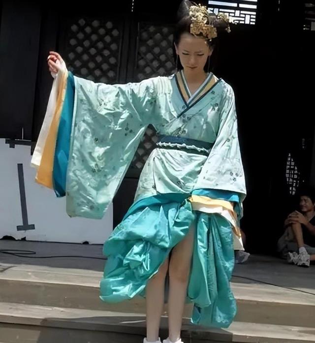 演员休息时都在干嘛？猪八戒抽烟我忍了，杨紫这张我可以笑一整天